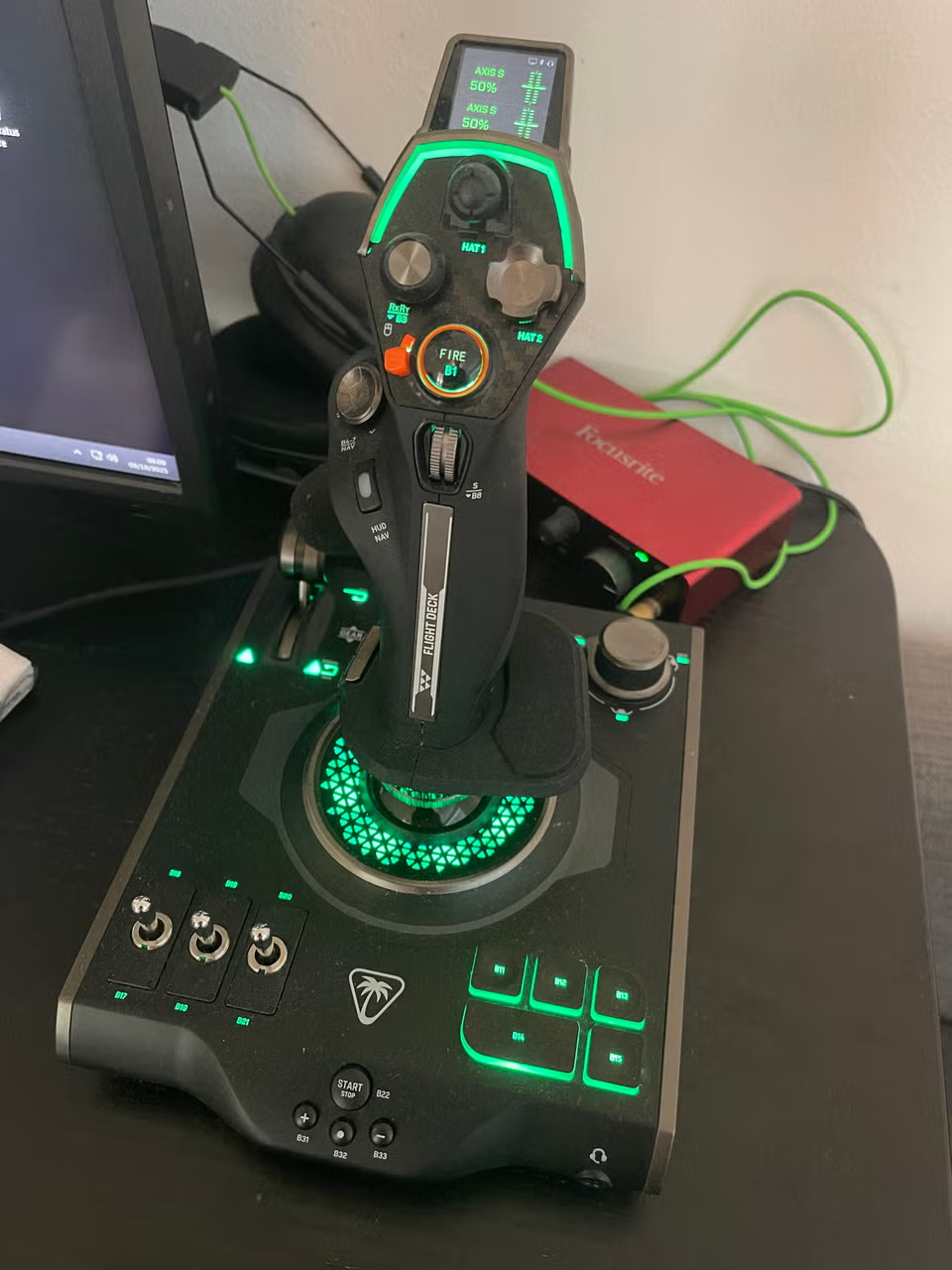 turtle-beach-velocity-one-stick-joystick-detail Joystick PC Turtle Beach VelocityOne Flight Deck installé sur bureau gaming